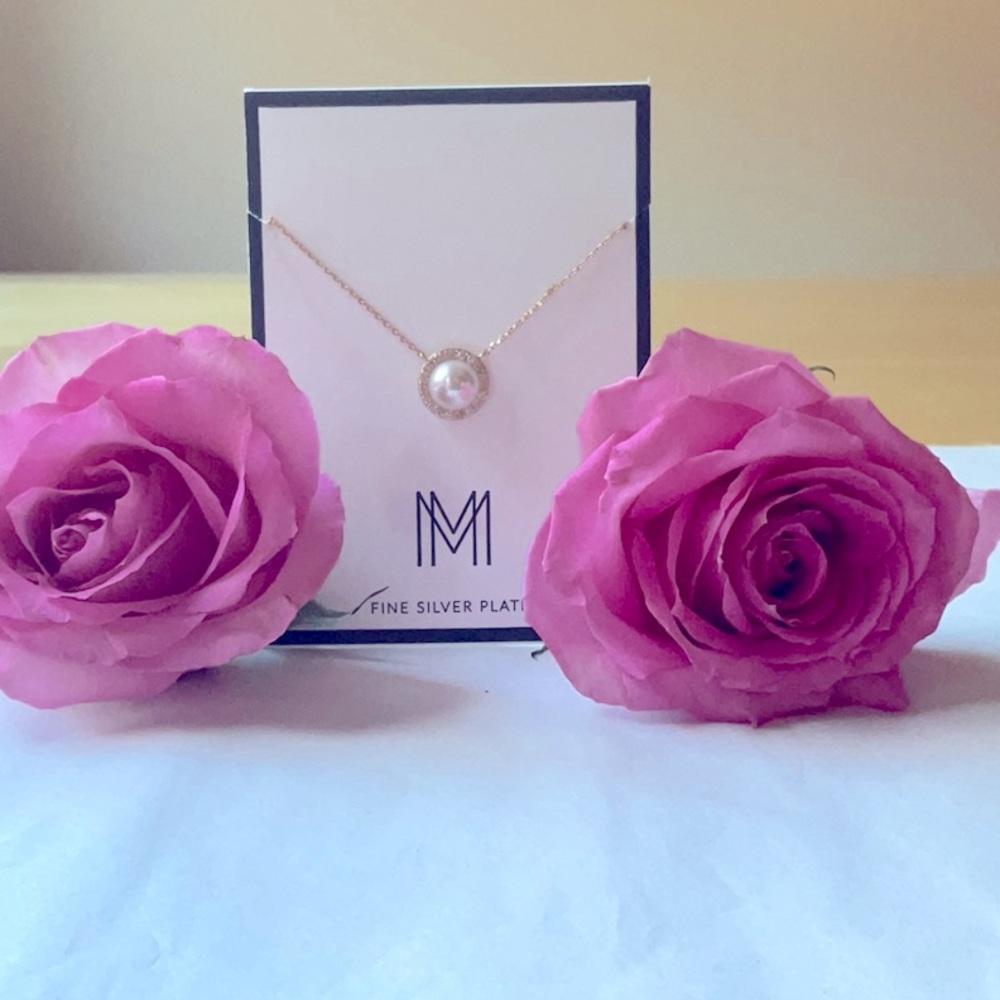 😇 ESSENTIALS PEARL CUBIC ZIRCONIA HALO NECKLACE 😇 NWT 😇